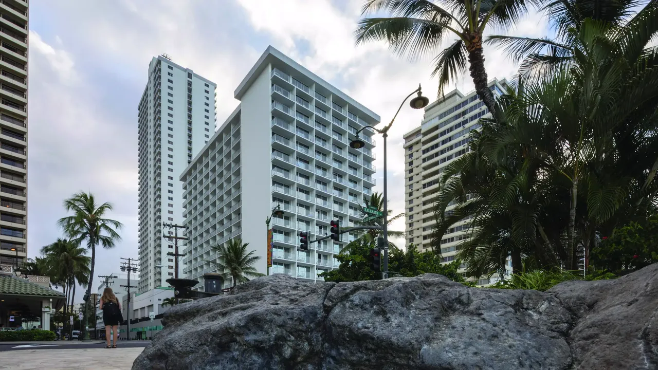 Außenansicht: Es wird die Fassade der hausInvest Immobilie Alohilaniresort auf Honolulu abgebildet