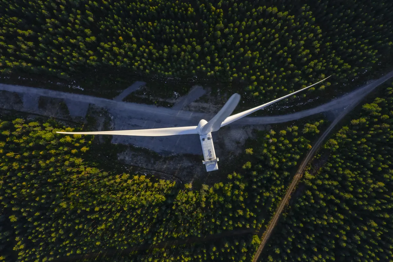 klimaVest: Luftaufnahme eines Windrades