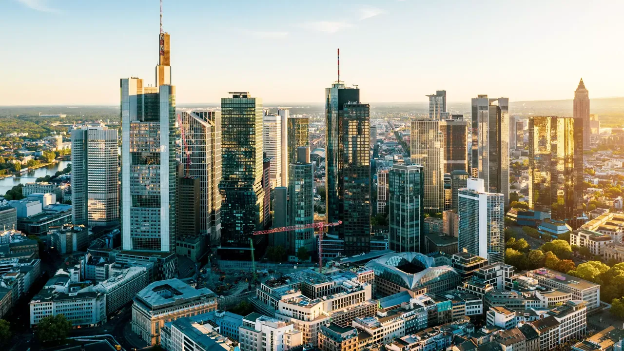 Eine Drohnenaufnahme der Frankfurter Skyline worin sich die hausInvest Immobilie Omniturm befindet.