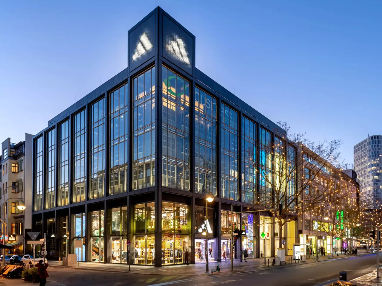 Außenansicht: Es wird die Fassade der hausInvest Immobilie Adidas-Haus in Berlin abgebildet