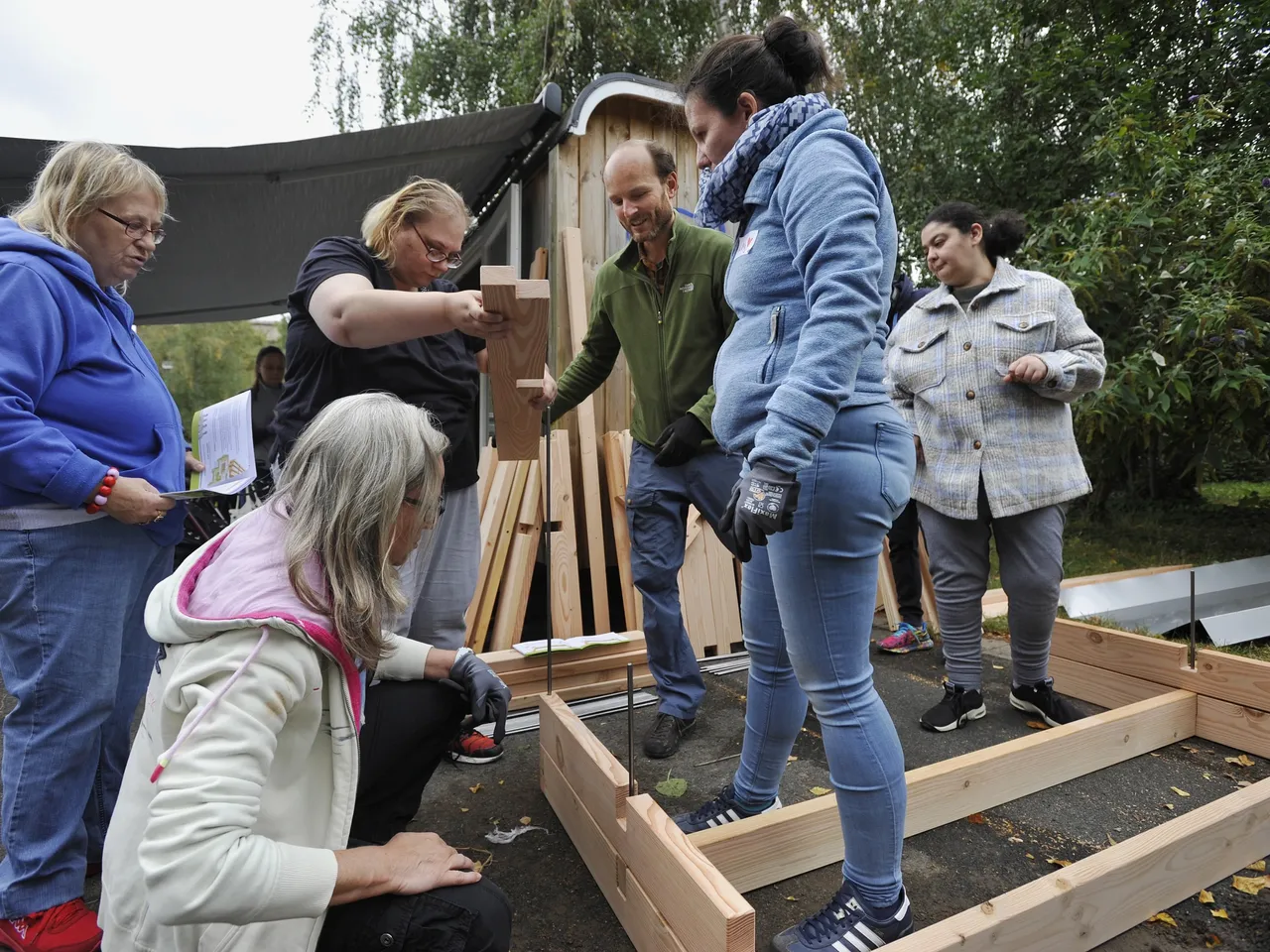 Es werden MitarbeiterInnen der Commerz Real dargestellt, beim Aufbau einer Hütte während des Commerz Real Social Days 2024 in Düsseldorf.