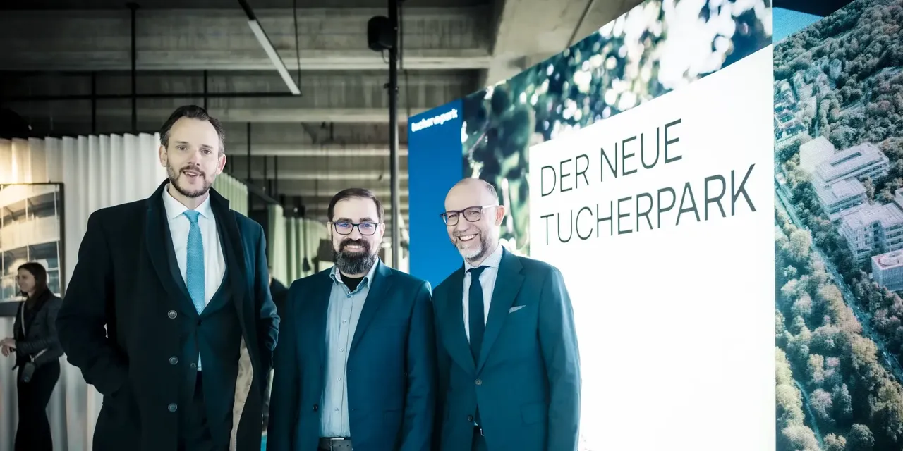 m Rahmen der Eröffnung der KI-Fabrik im Tucherpark in München sind in einem Gruppenbild unter anderem Christian Meister von Hines und hausInvest Fondsmanager Mario Schüttauf zu sehen.