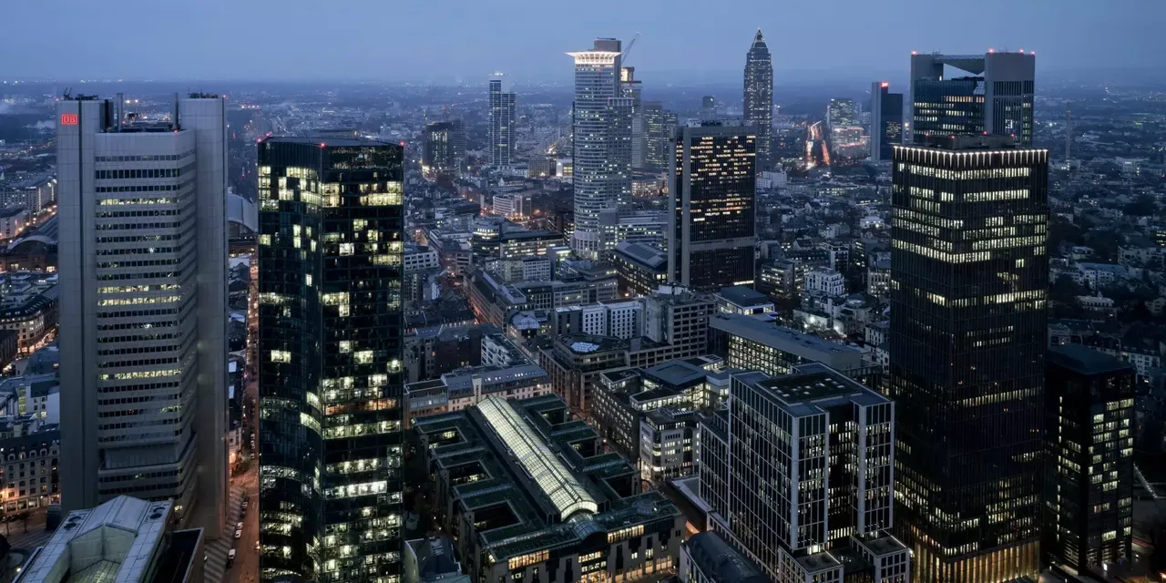 Außenansicht: Es wird der Ausblick von der hausInvest Immobilie Omniturm in Frankfurt am Main abgebildet