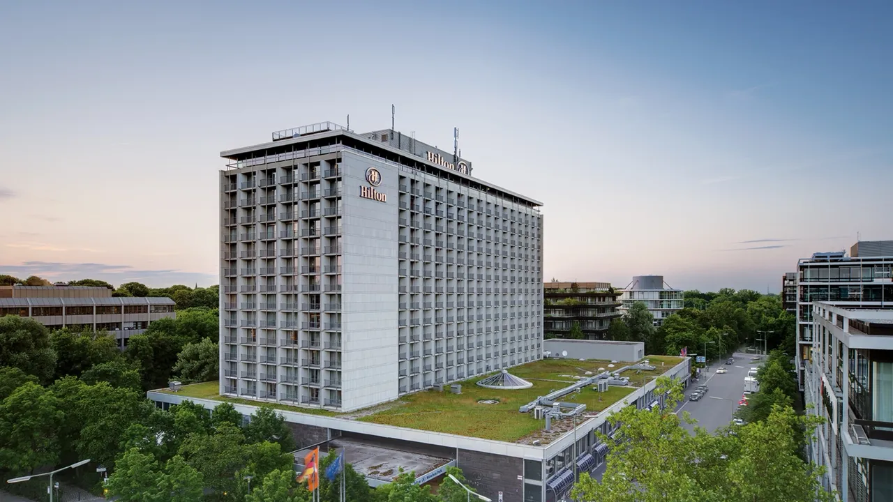 Es wird die Aussenfassade der hausInvest Immobilie Hilton-Hotel im Münchner Tucherpark dargestellt.