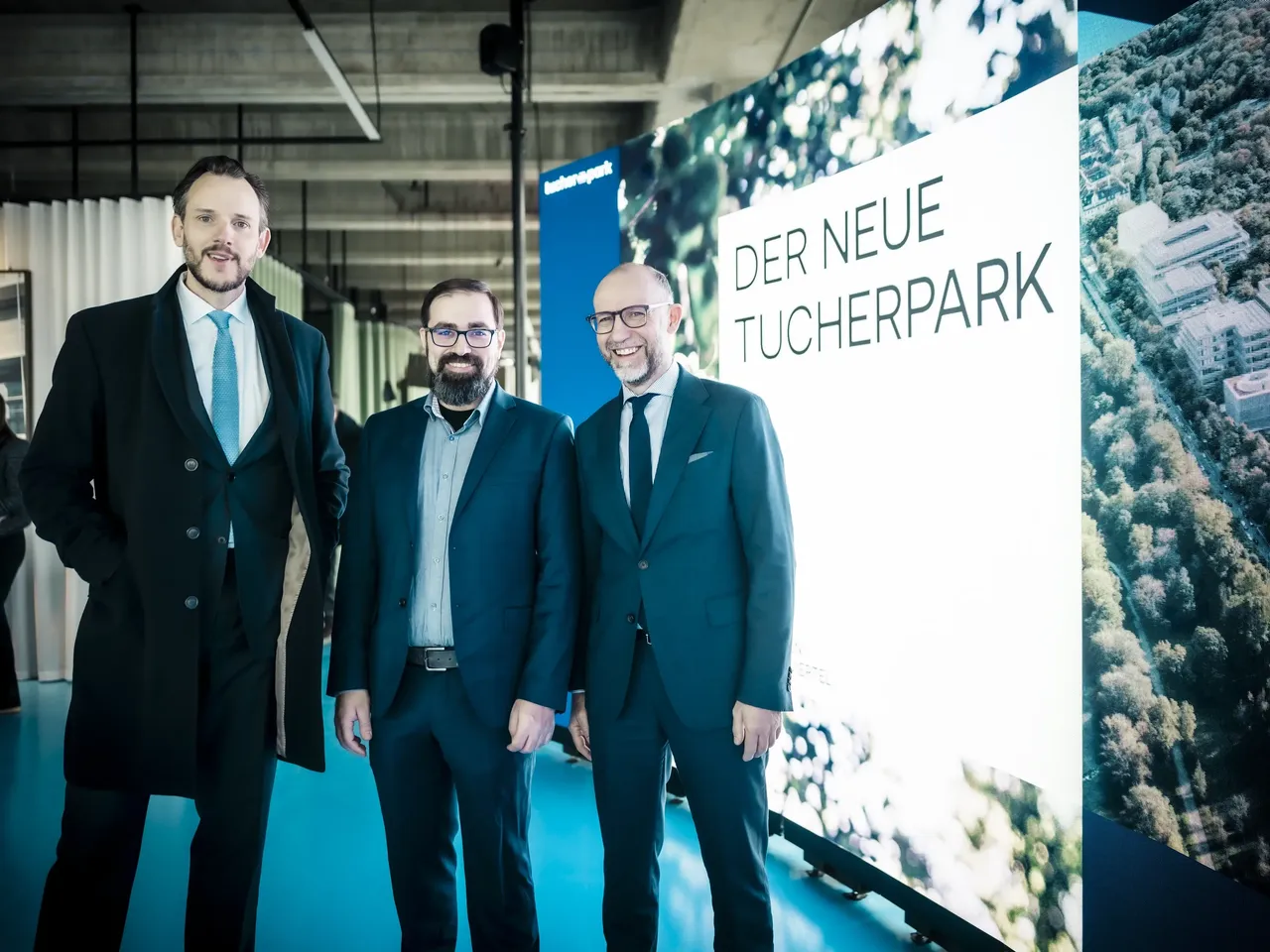 m Rahmen der Eröffnung der KI-Fabrik im Tucherpark in München sind in einem Gruppenbild unter anderem Christian Meister von Hines und hausInvest Fondsmanager Mario Schüttauf zu sehen.