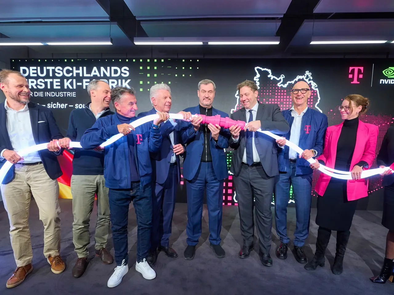 Umrahmt von T-Systems CEO Ferri Abolhassan (3.v.l.) und Telekom-Chef Tim Höttges (3.v.r.) nehmen Dieter Reiter (OB München), Markus Söder (Ministerpräsident Bayern) und Lars Klingbeil (Bundesfinanzminister) Deutschlands erste KI-Fabrik ans Netz. 
