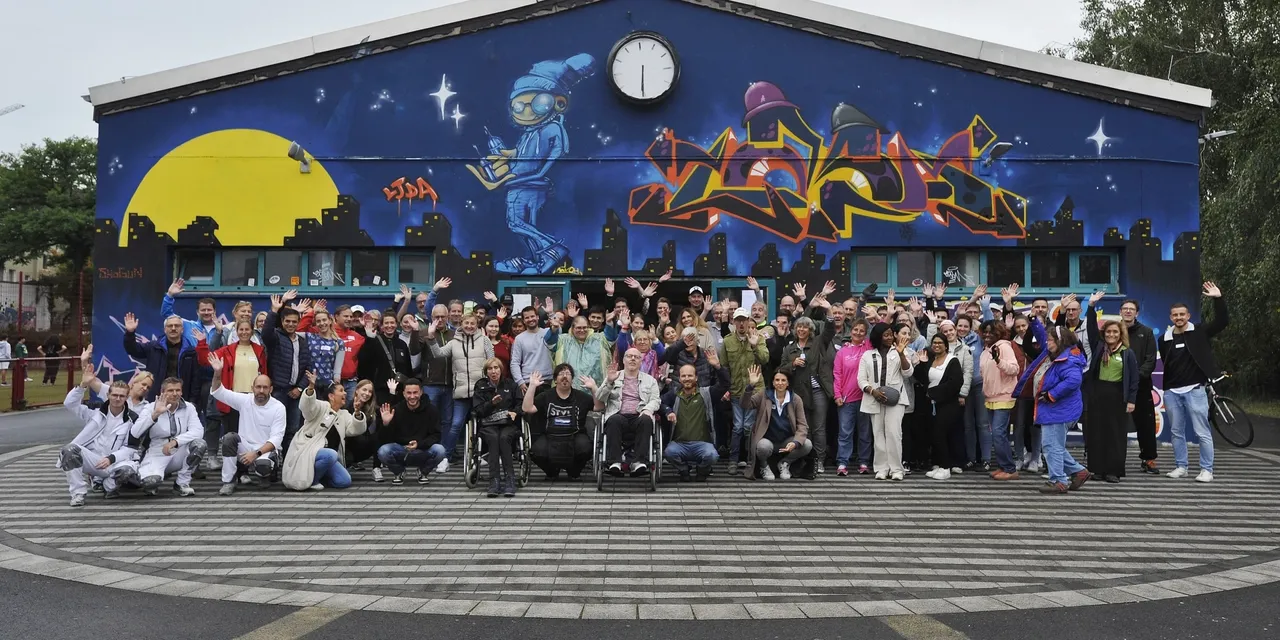 Es werden auf einem Gruppenbild Mitarbeiterinnen und Mitarbeiter der Commerz Real gemeinsam mit dem Team der Diakonie in Flingern-Süd auf dem Commerz Real Social Day 2024 dargestellt.