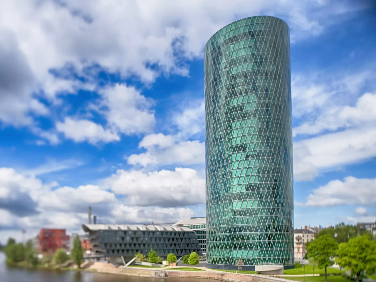 Am hausInvest Standort Frankfurt am Main wird der Westhafen Tower abgebildet.