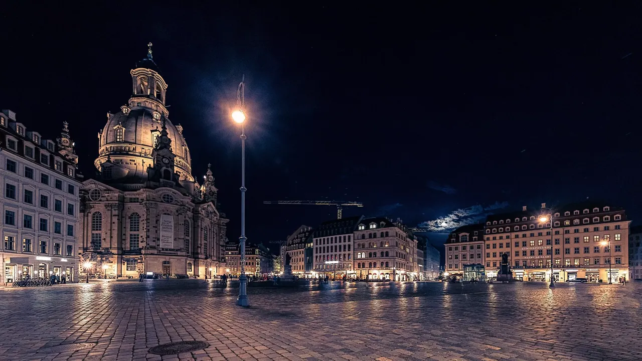 Es wird die hausInvest Immobilie Hotel de Saxe gegenüber der Frauenkirche in Dresden dargestellt.