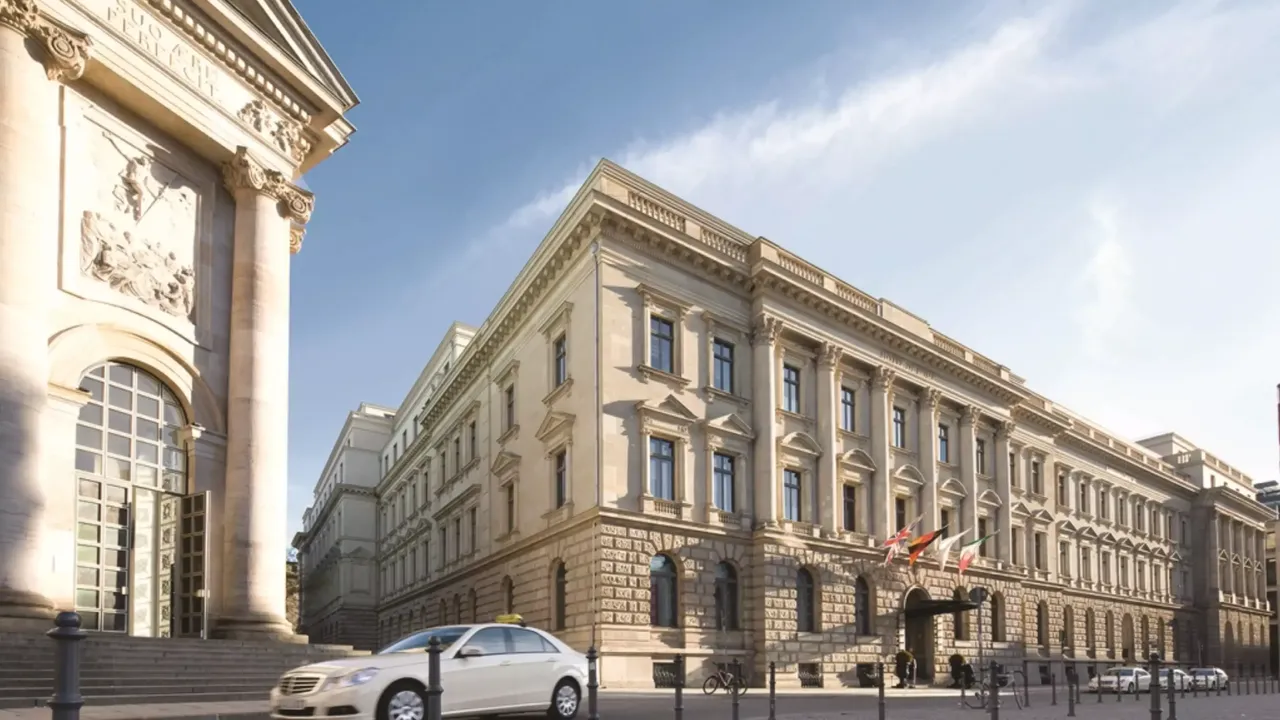 Außenansicht: Es wird die Fassade der hausInvest Immobilie Hotel de Rome in Berlin abgebildet