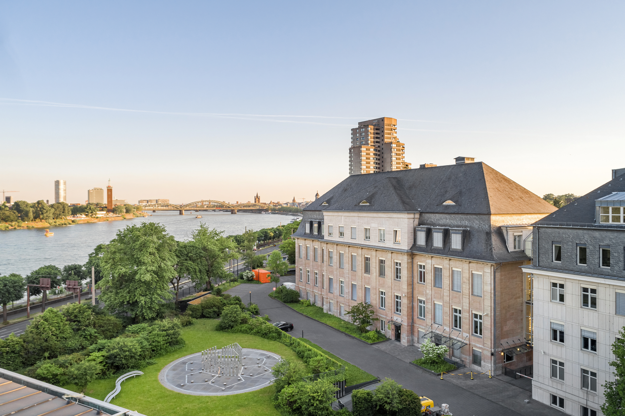 Außenansicht: Es wird die Fassade der hausInvest Immobilie Oppenheimstraße in Köln abgebildet
