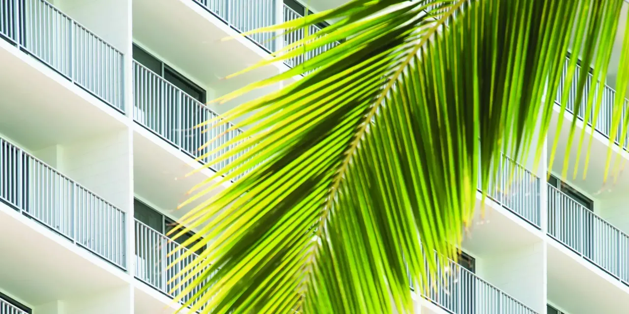 Außenansicht: Es wird die Fassade der hausInvest Immobilie Alohilaniresort auf Honolulu abgebildet