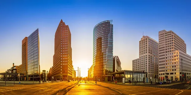 Eine Außenaufnahme des Potsdamer Platzes in Berlin bei Sonnenuntergang. Rechts auf dem Bild ist die hausInvest Immobilie P5 zu sehen.