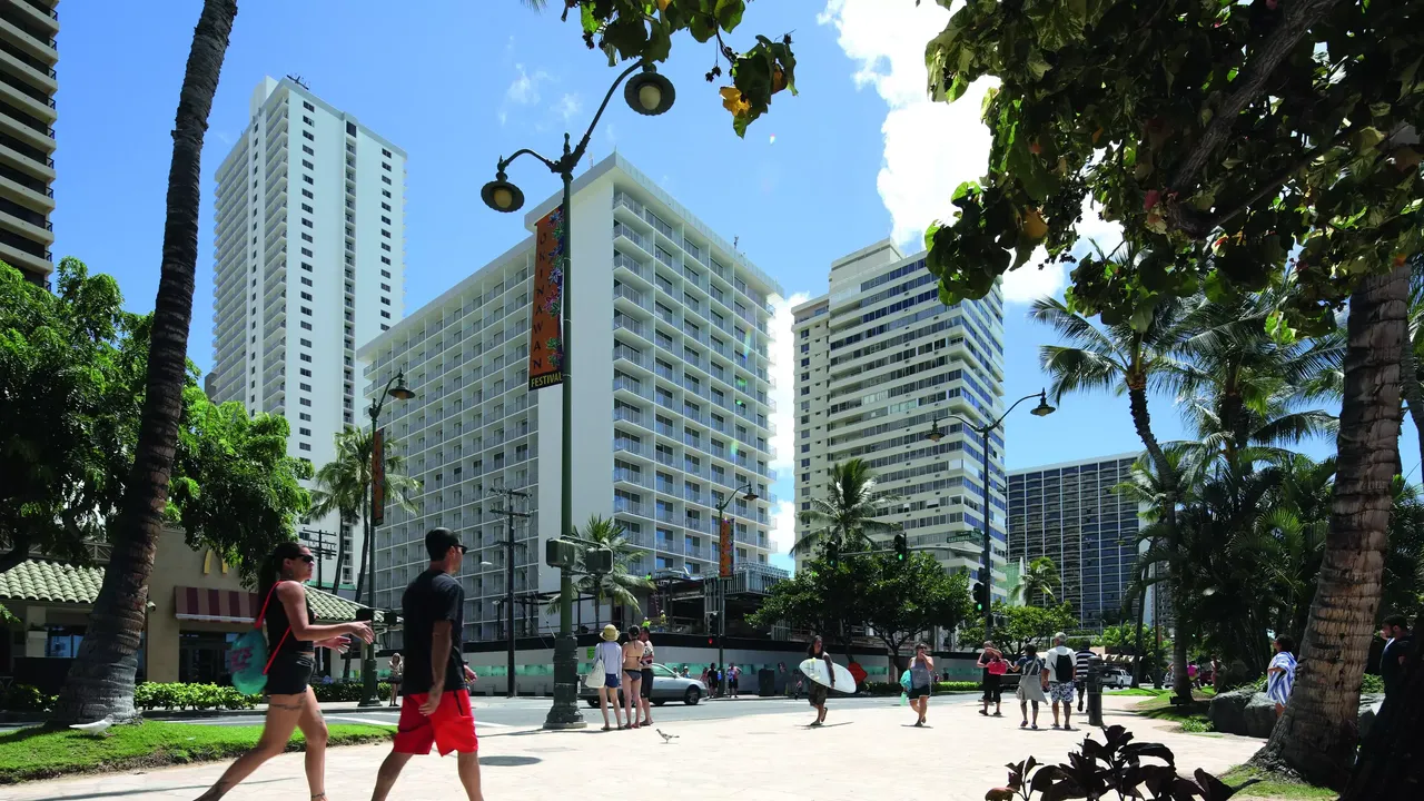 commerzreal-hausinvest-hotel-alohilani-resort-honolulu-hawaii-exterior-04