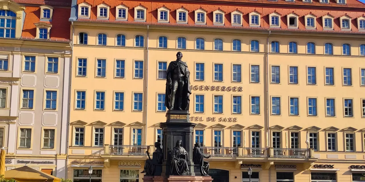 Es wird die hausInvest Immobilie Hotel de Saxe gegenüber der Dresdner Frauenkirche dargestellt.