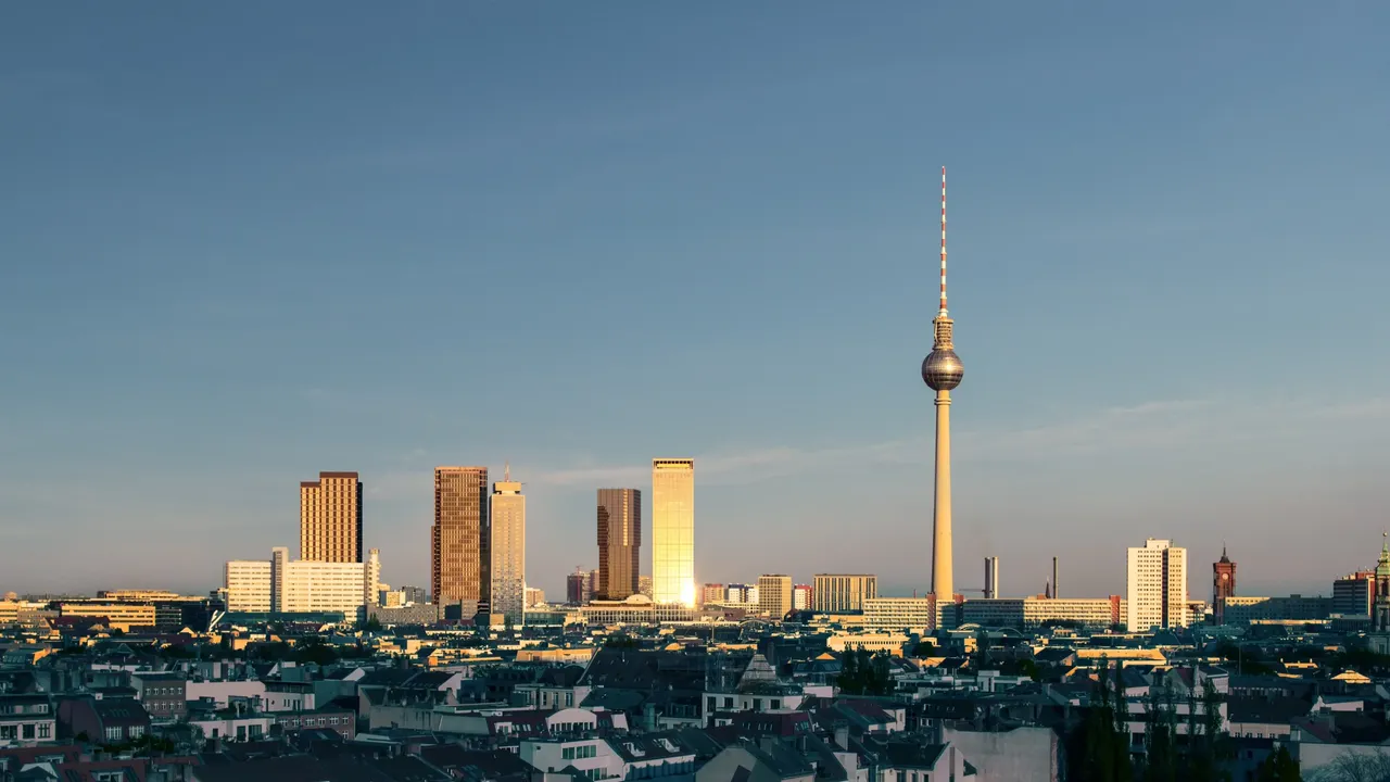 commerzreal-hausinvest-office-shopping-alexanderplatz-berlin-we375-visualisierung-exterior-04