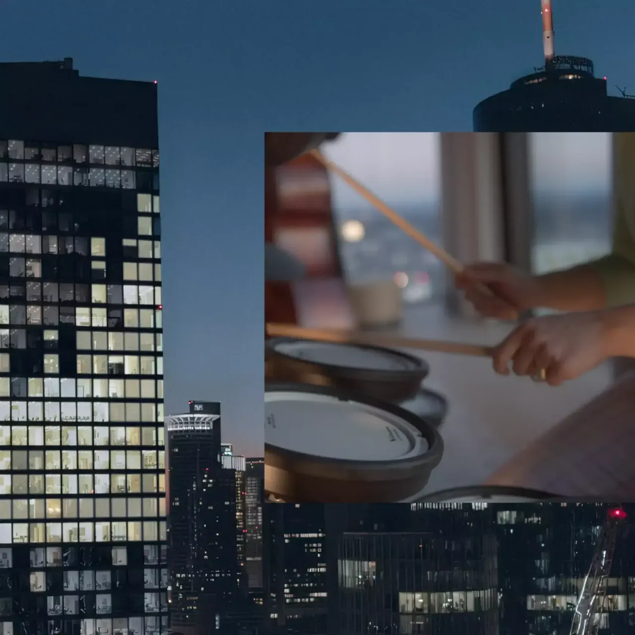 hausInvest Immobilie Omniturm bei Nacht beleuchtet in einer Collage mit einer Nahaufnahme von einem Musiker der Drums spielt