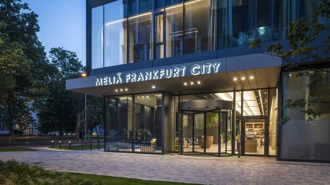 Außenansicht: Es wird der Hoteleingang der hausInvest Immobilie Meliá Hotel Frankfurt City in Frankfurt am Main abgebildet