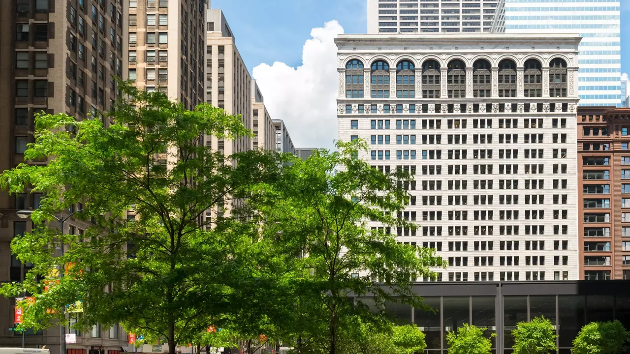 Es wird die Aussenfassade der hausInvest Immobilie The National in Chicago dargestellt.