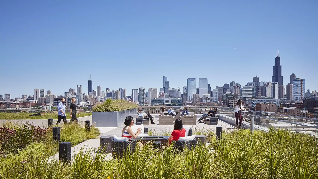 Es wird die Aussenterrasse der hausInvest Immobilie West Fulton mit Blick auf die Skyline von Chicago dargestellt.