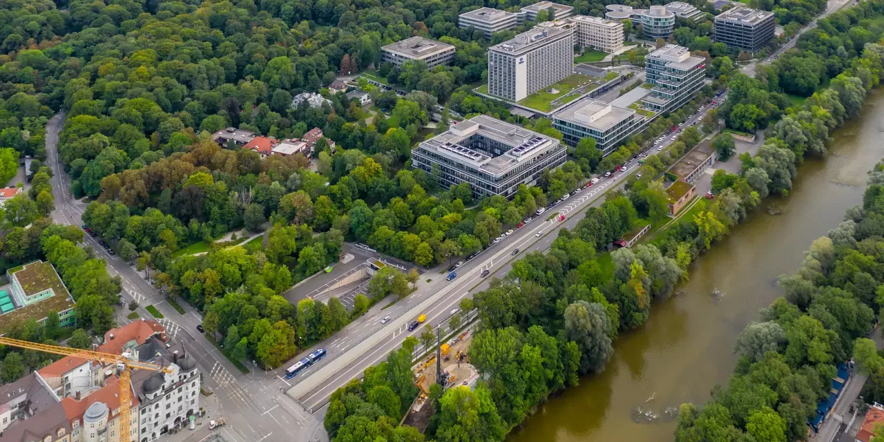 Außenansicht: Es wird ein Überblick über die hausInvest Immobilie Tucherpark in München gezeigt