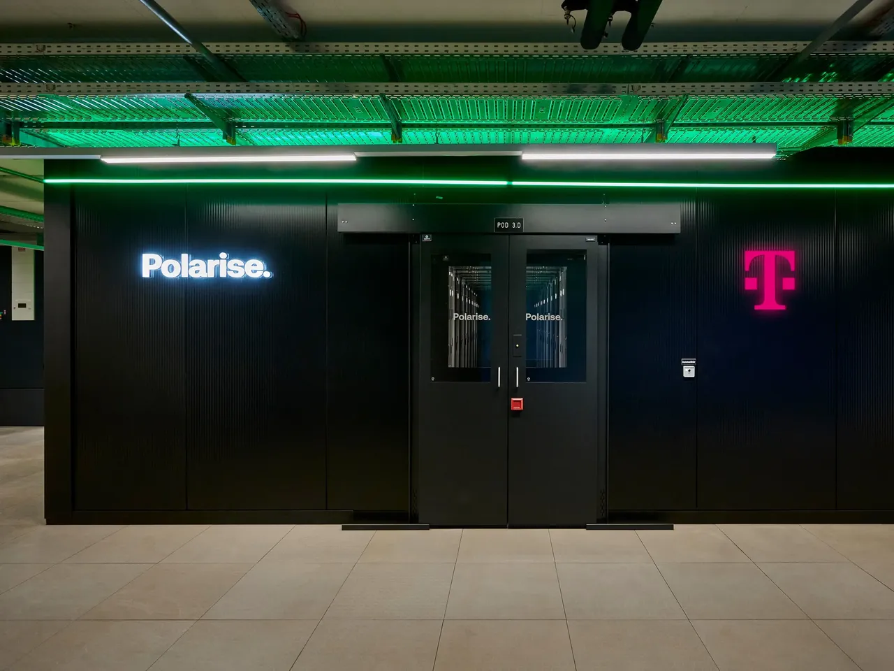 Es wird im Rahmen der Eröffnung der KI-Fabrik am Tucherpark im Eisbachviertel in München das Datencenter mit den beiden Partnerlogos von Polarise und Telekom dargestellt.