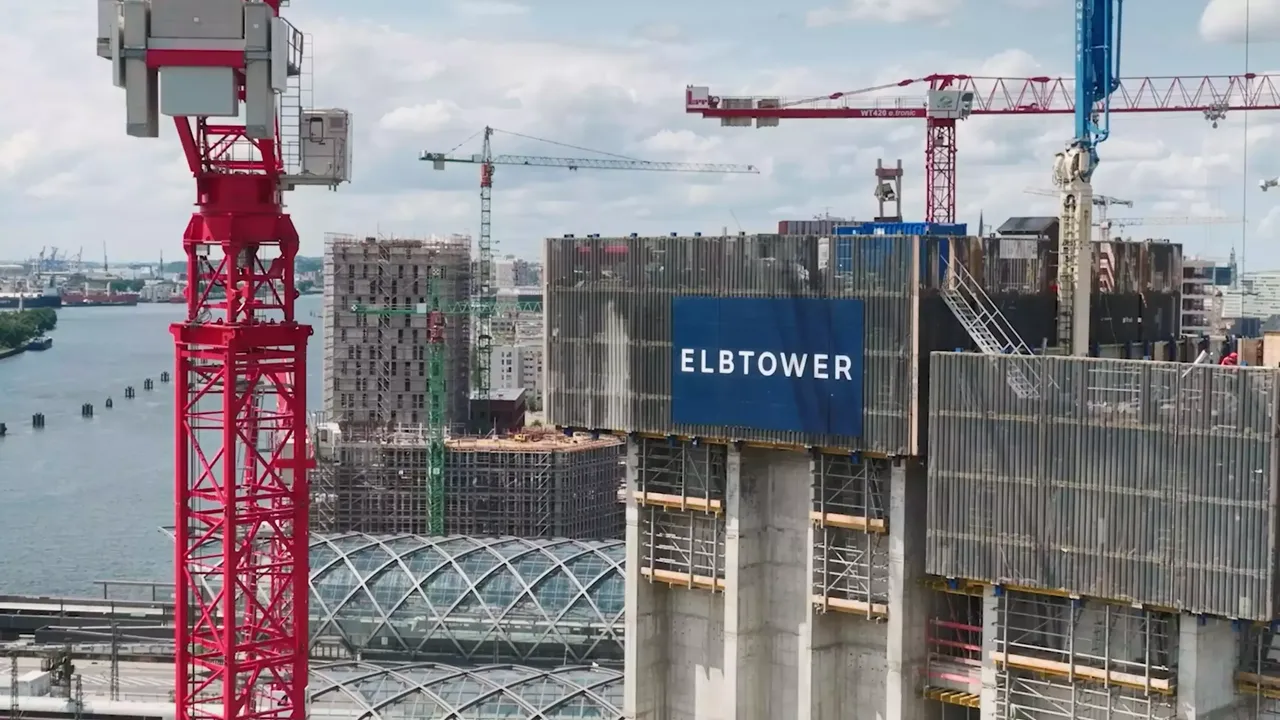 Es wird die Baustelle der Elbtower Projektentwicklung in Hamburg darstellt.