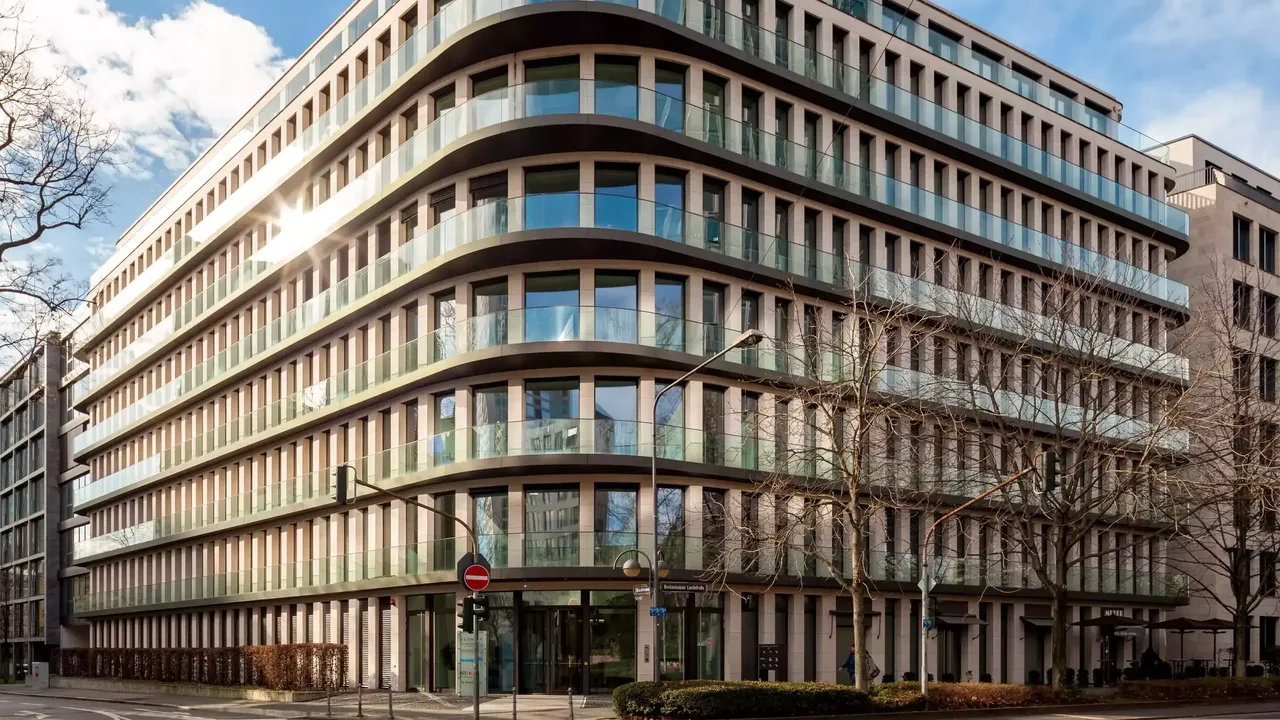 Außenansicht: Es wird die Fassade der hausInvest Immobilie an der Bockenheimer Landstraße in Frankfurt am Main abgebildet