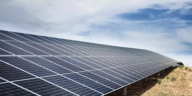 Nahaufnahme eines
  Solarpanels des klimaVest-Assets: Solarpark Tordesillas.