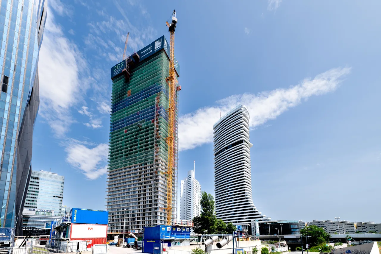 Es wird der Bautenstand des hausInvest Bauvorhabens DC 2 Tower in Wien dargestellt. 