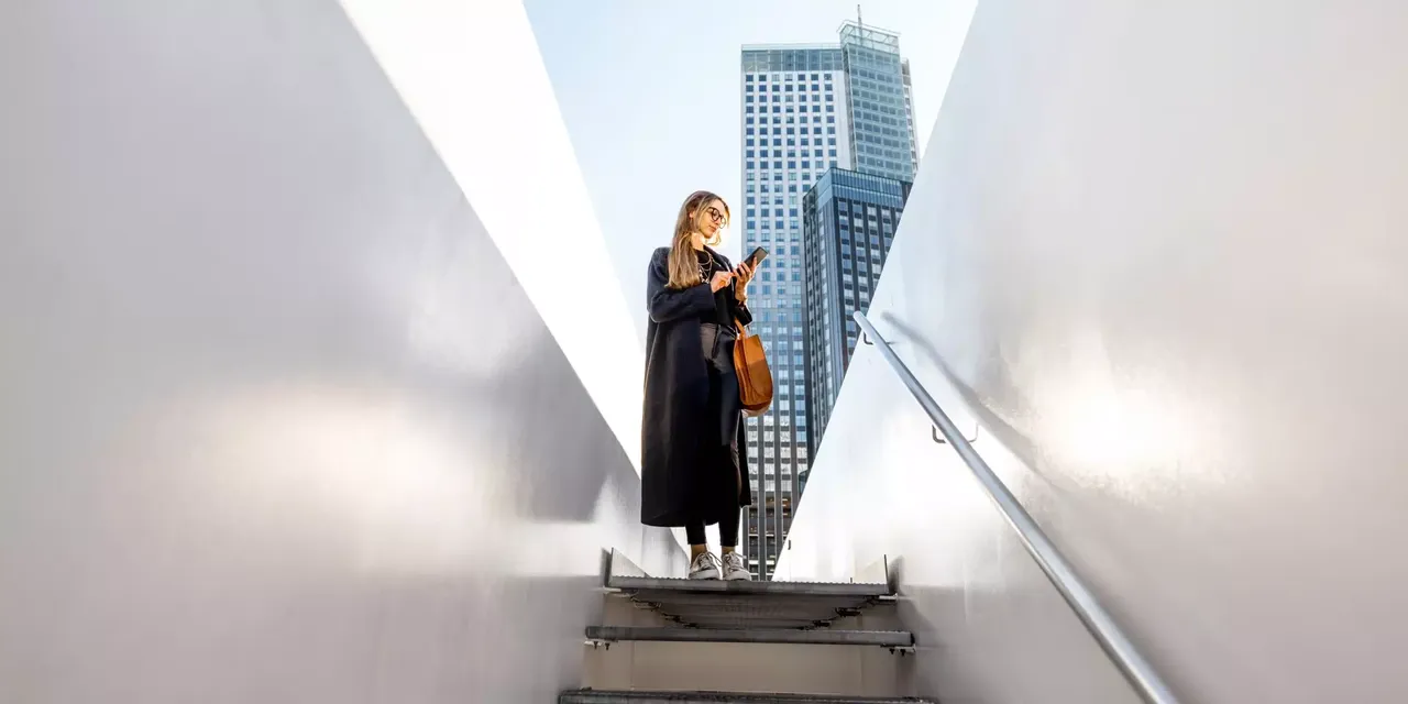 Im Treppenaufgang zur Skyline steht eine Frau