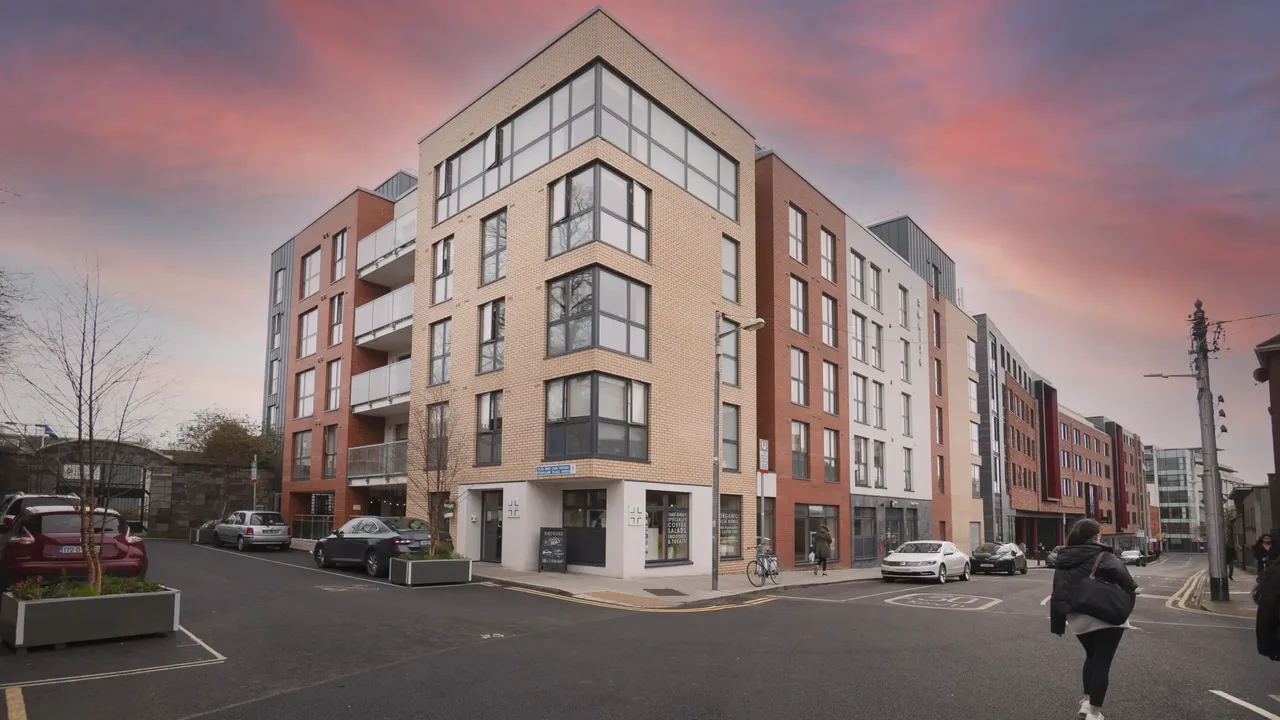 Es wird die Aussenfassade der Commerz Real Immobilie Swuite in Dublin dargestellt.