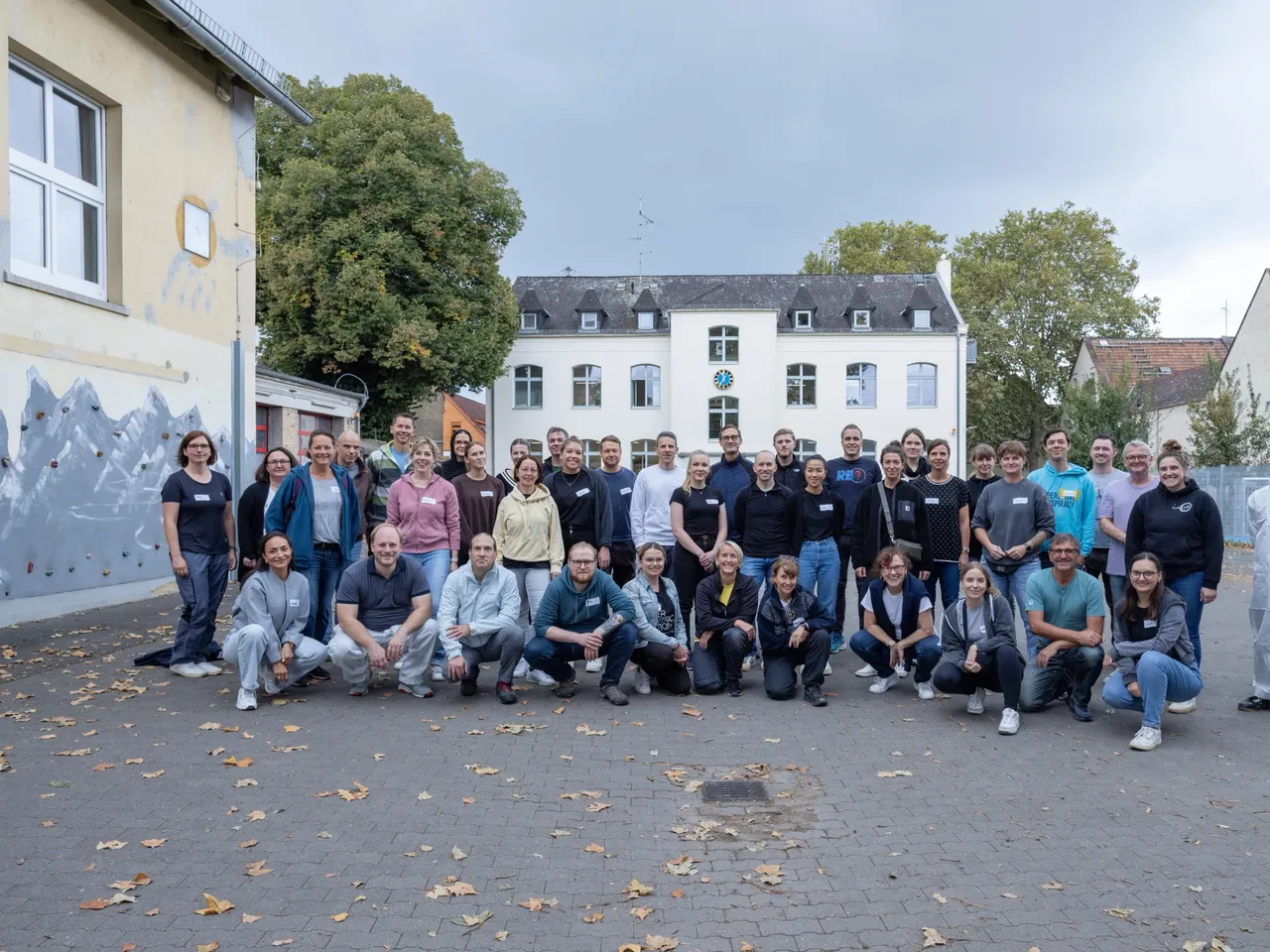 Es werden Mitarbeiterinnen und Mitarbeiter auf einen Gruppenbild auf dem Commerz Real Social Day 2024 in Wiesbaden dargestellt.