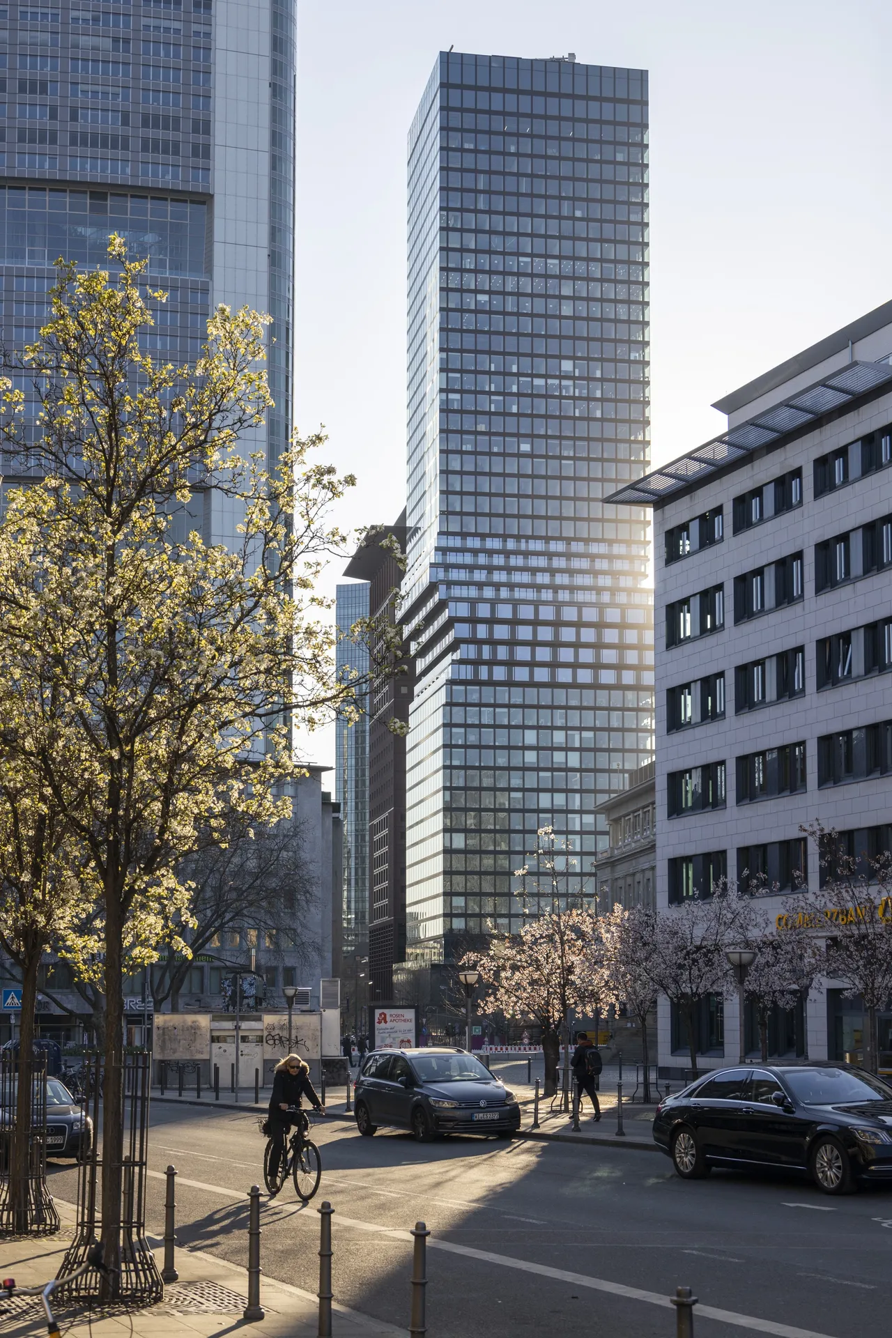 Außenansicht: Es wird die Fassade der hausInvest Immobilie Omniturm in Frankfurt am Main abgebildet