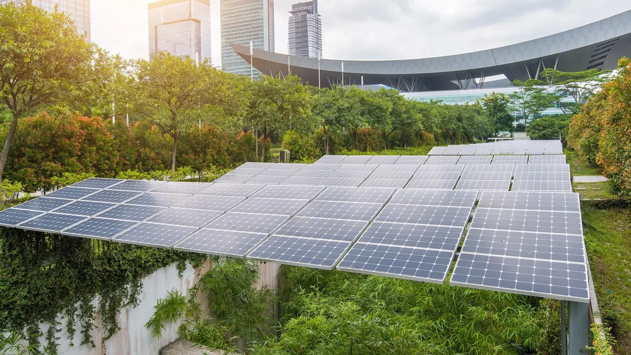 Es werden Solarpanels und im Hintergrund Hochhäuser einer Großstadt dargestellt.