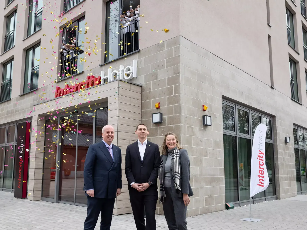Außenansicht: Es wird die Eröffnung der hausInvest Immobilie Intercity Hotel in Wiesbaden abgebildet