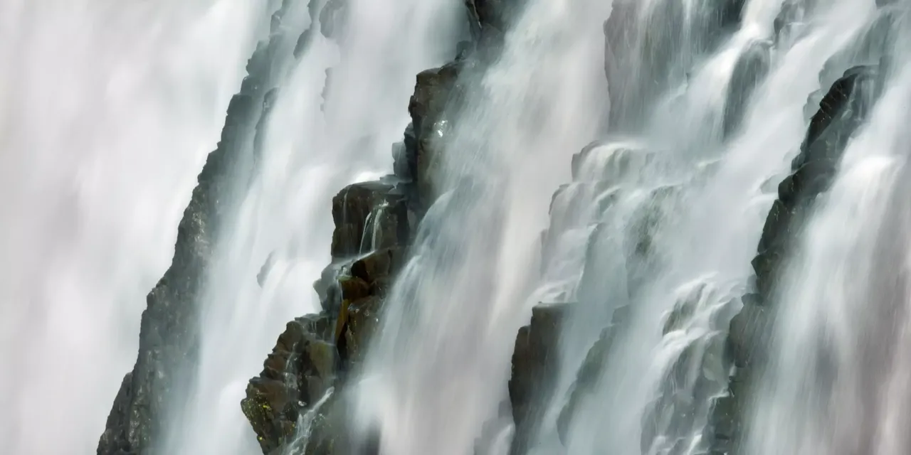 Wasserfall, wo das Wasser die Steine hinunterbricht