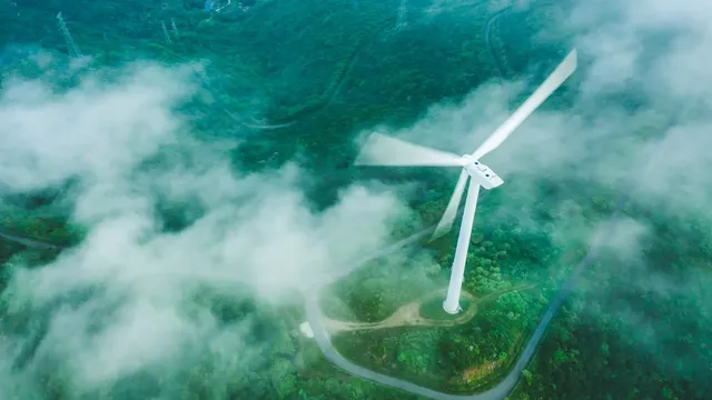 Windrad aus Vogelperspektive mit Nebel