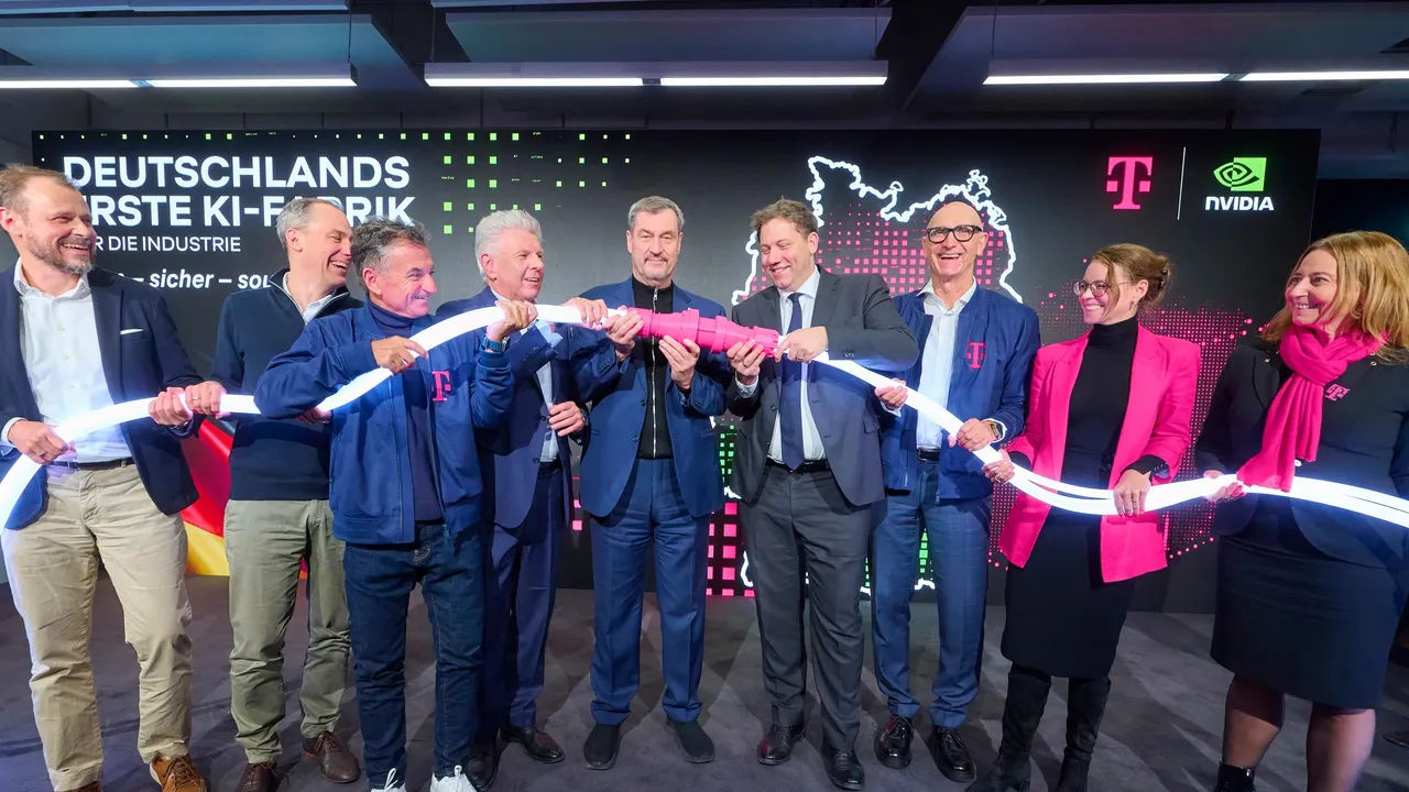 Umrahmt von T-Systems CEO Ferri Abolhassan (3.v.l.) und Telekom-Chef Tim Höttges (3.v.r.) nehmen Dieter Reiter (OB München), Markus Söder (Ministerpräsident Bayern) und Lars Klingbeil (Bundesfinanzminister) Deutschlands erste KI-Fabrik ans Netz. 