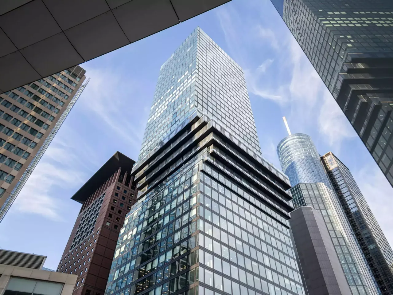 Außenansicht: Es wird die Fassade der hausInvest Immobilie Omniturm in Frankfurt am Main abgebildet