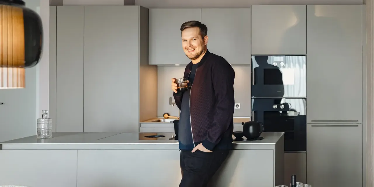 Innenansicht: Designer Sebastian Herkner steht in einer Wohnung in der hausInvest Immobilie One Forty West in Frankfurt am Main