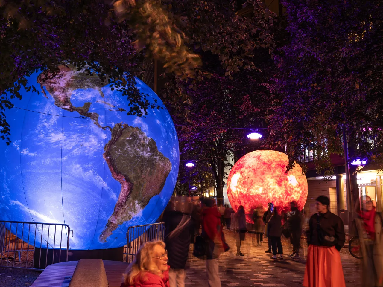 Es wird der Potsdamer Platz in Berlin dargestellt, der neben vielen anderen Gebäuden und Wahrzeichen während des sogenannten Festival of Lights spektakulär illuminiert wird.