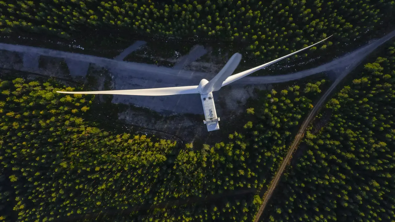 klimaVest: Luftaufnahme eines Windrades