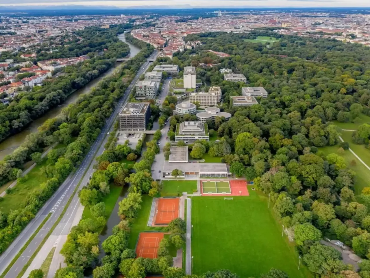 Außenansicht: Es wird ein Überblick über die hausInvest Immobilie Tucherpark in München gezeigt