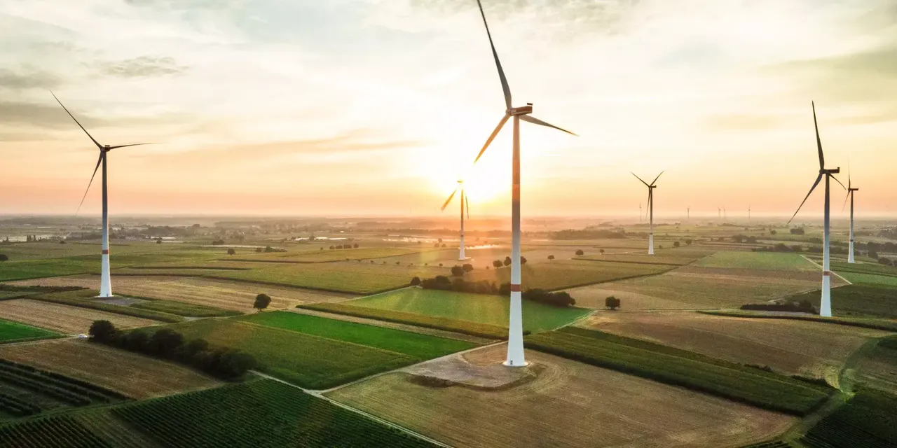 Luftaufnahme des
  klimaVest-Assets Windparks Freckenfeld in der Abenddämmerung.