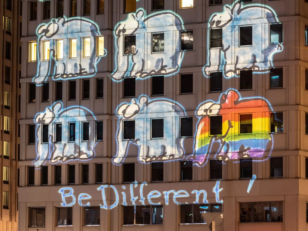 Es wird das Festival of Lights 2023 in Berlin mit der illuminierten hausInvest Immobilie P5 am Potsdamer Platz in Berlin dargestellt.