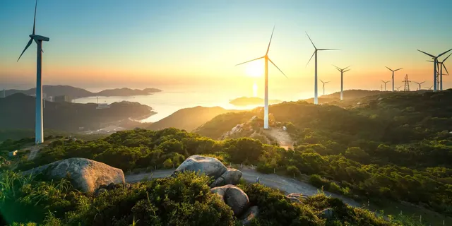 klimaVest: ein Windpark in den Hügeln an der Meeresküste.