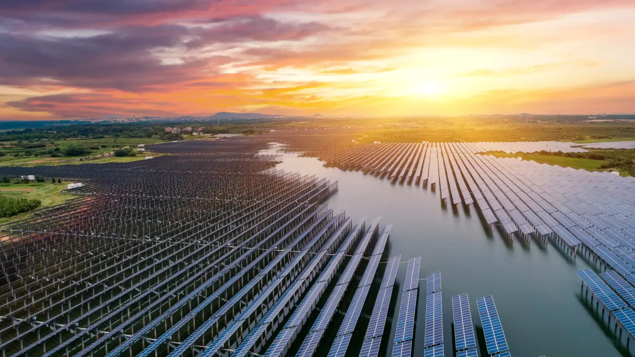 klimaVest: ein Solarpark der im Wasser steht.
