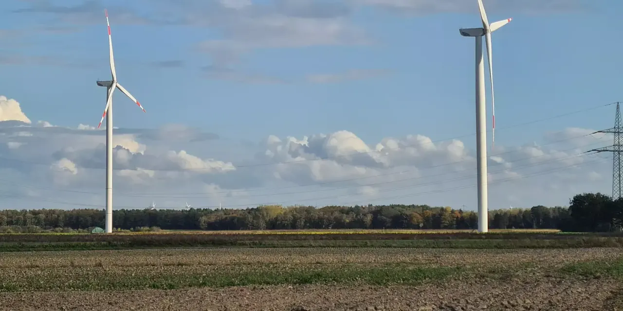 Seitliche Aufnahme
  von zwei Windrädern des klimaVest-Assets: Windpark Heinsberg.