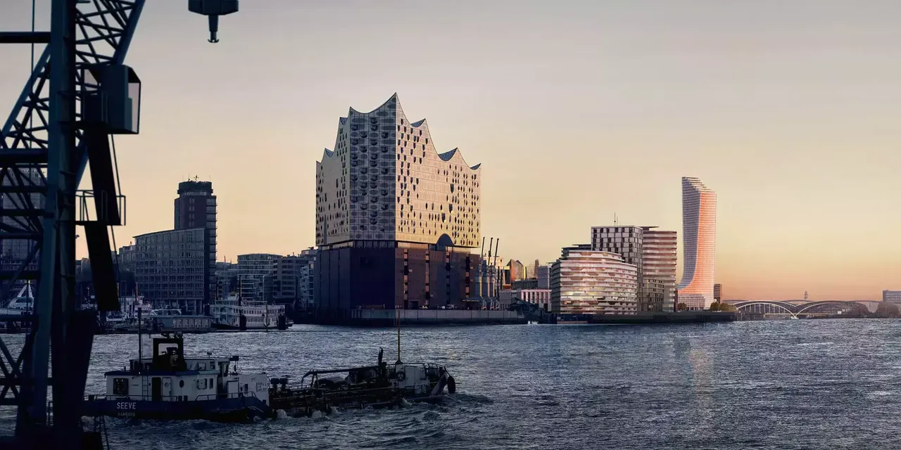 Überblick: Es wird im Vordergrund die Elbphilharmonie und im Hintergrund die hausInvest Immobilie Elbtower in Hamburg abgebildet.